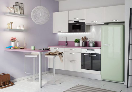 Сочетание пастельных цветов – кремового и розового на маленькой кухне.
